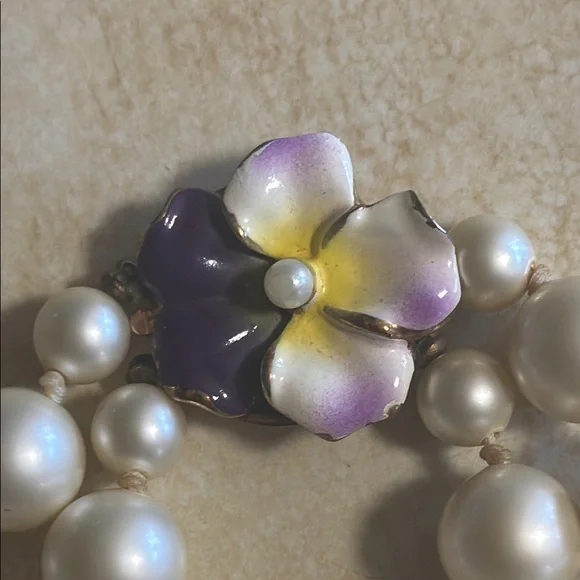Elegant Faux Pearl Necklace with Floral Accent Vintage - Picture 7 of 7